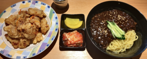 右・チャジャンミョン。真ん中に黄色いタクアンと赤いキムチを挟んで左に肉包鍋