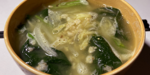 味噌汁碗(小)に注いだ生姜野菜スープ画像。