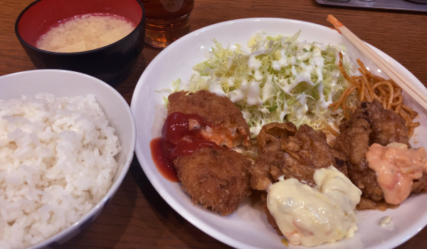 �L�b�`���̂Ƃ�̃`�L�����(�E�ӂ���)�ƃN���[���R���b�P(���E�킴�Ɣ������g��������悤�����Ă܂�)�B�����킹�ɃL���x�c�����Ղ�E�����͂�ɓ؏`�Z�b�g�B